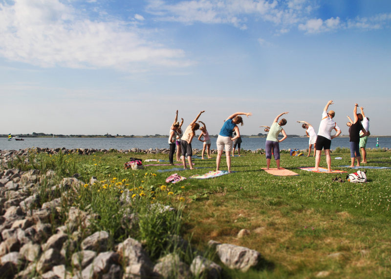 yoga aan het water